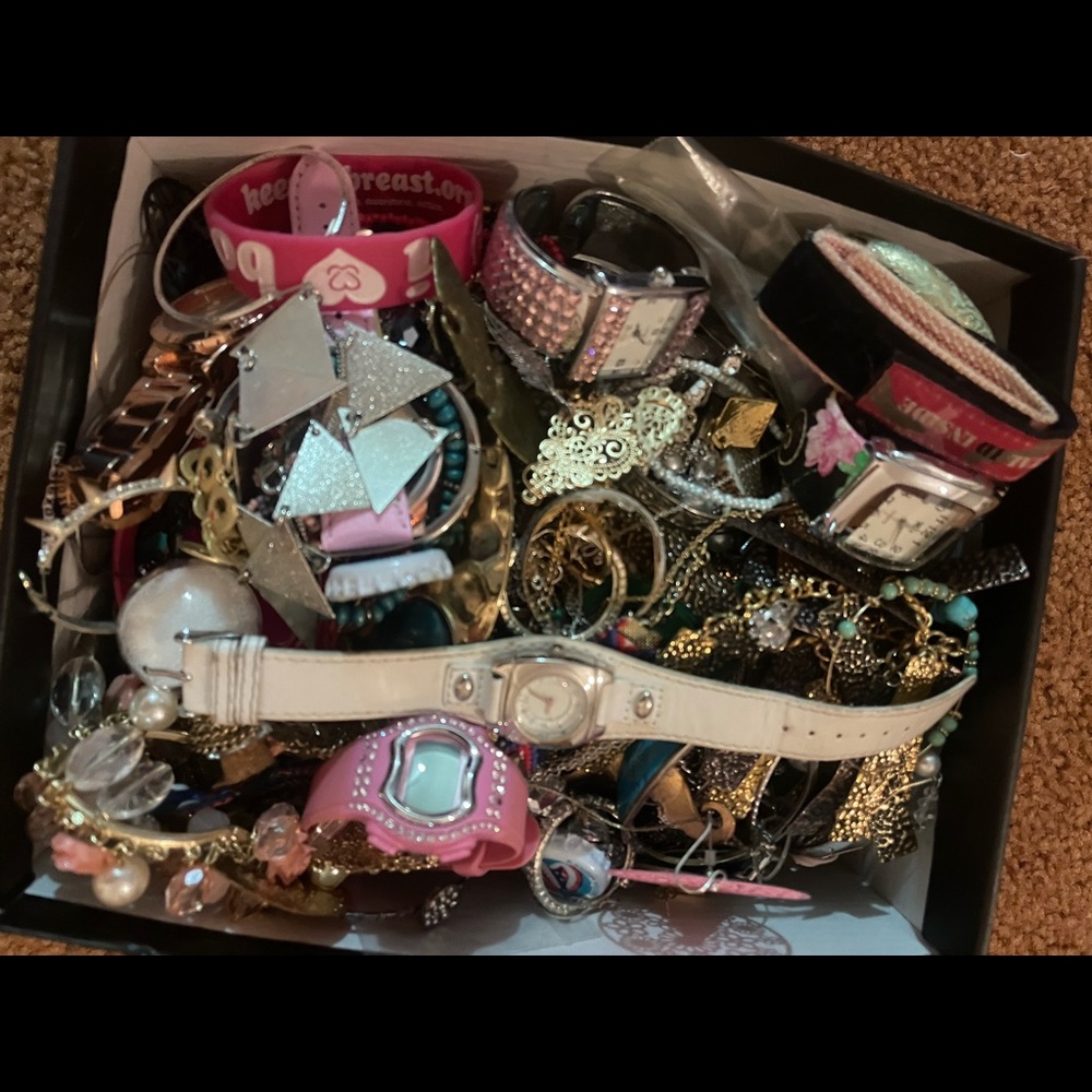 Massive lot of costume jewelry 💍